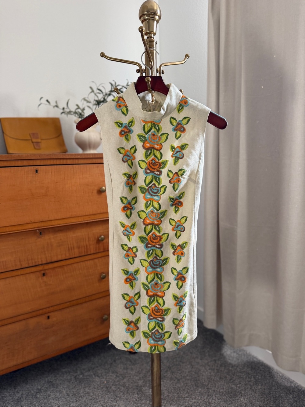 Vintage Sleeveless White Embroidered Floral Shift Dress